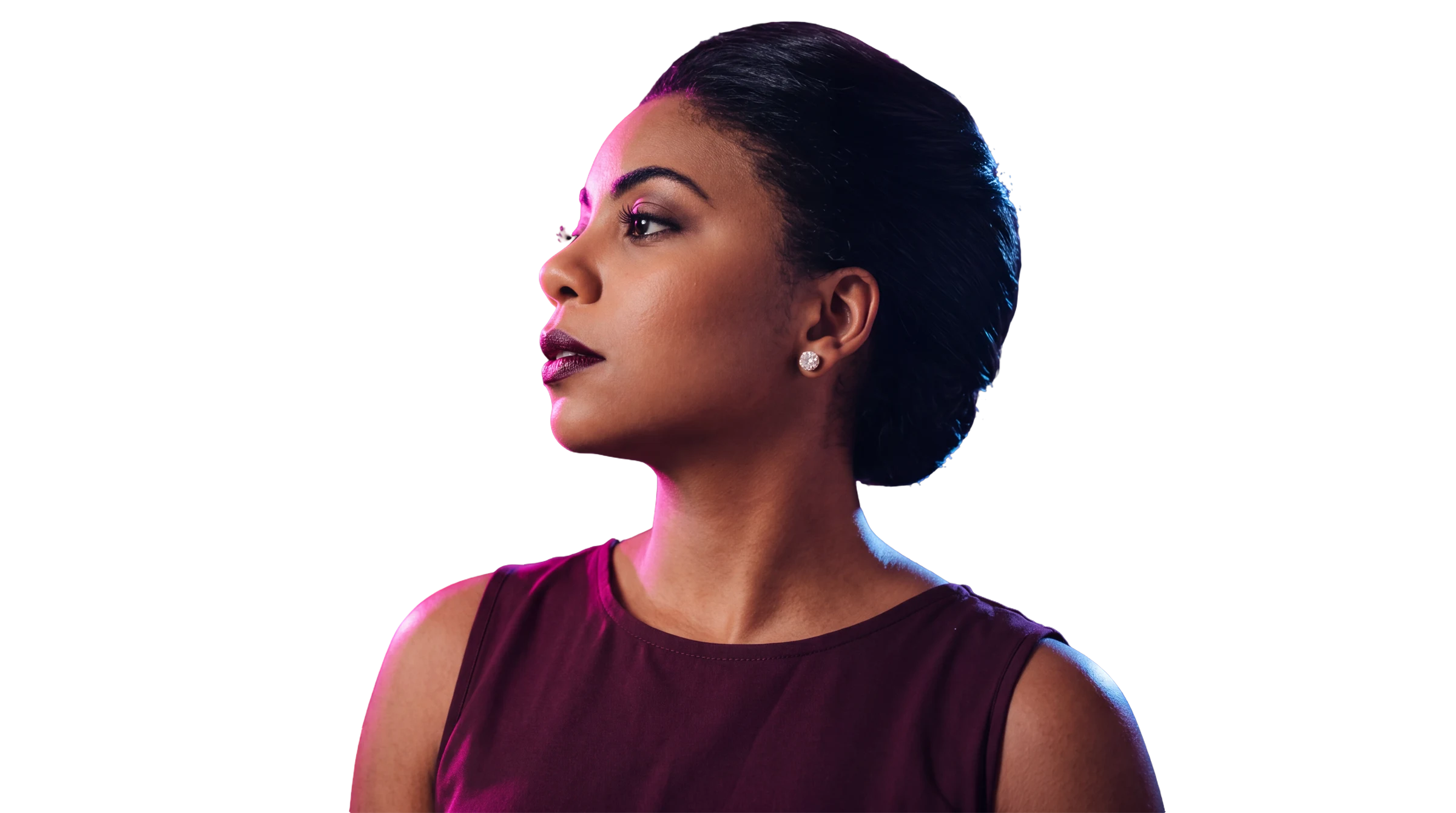 Yohana Peña de perfil, con la barbilla levantada, iluminada por luces magenta y azules